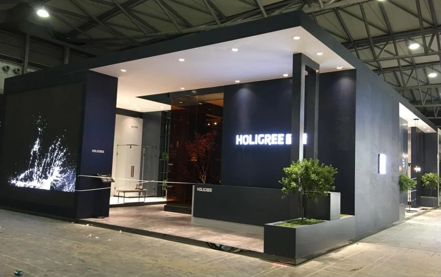 企业画册中的深色几何结构展台